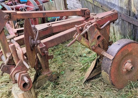 Pług 2-skibowy, używany wraz z ciągnikiem Ursus C-330 - 3/4